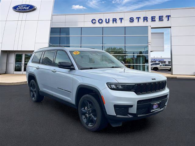 Used 2025 Jeep Grand Cherokee L Altitude AWD/4WD image 3