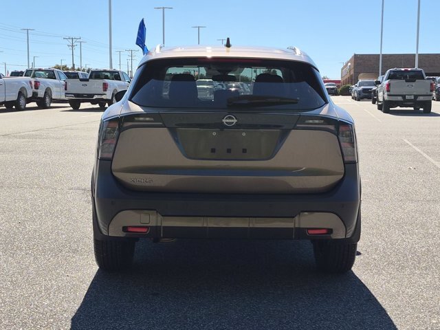 Used 2025 Nissan Kicks SV w/ SV Premium Package FWD image 5