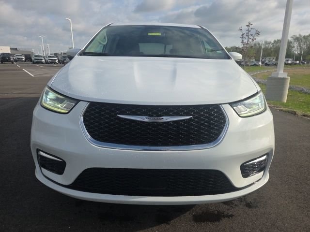 Used 2023 Chrysler Pacifica Touring-L FWD image 3