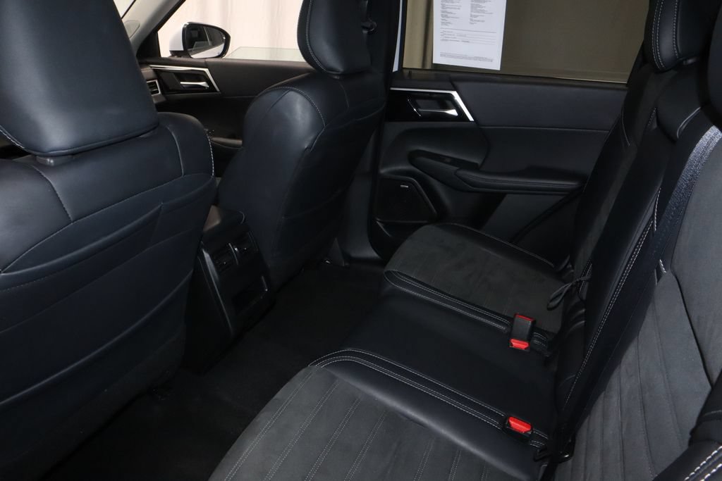 Used 2025 Mitsubishi Outlander SE FWD image 21