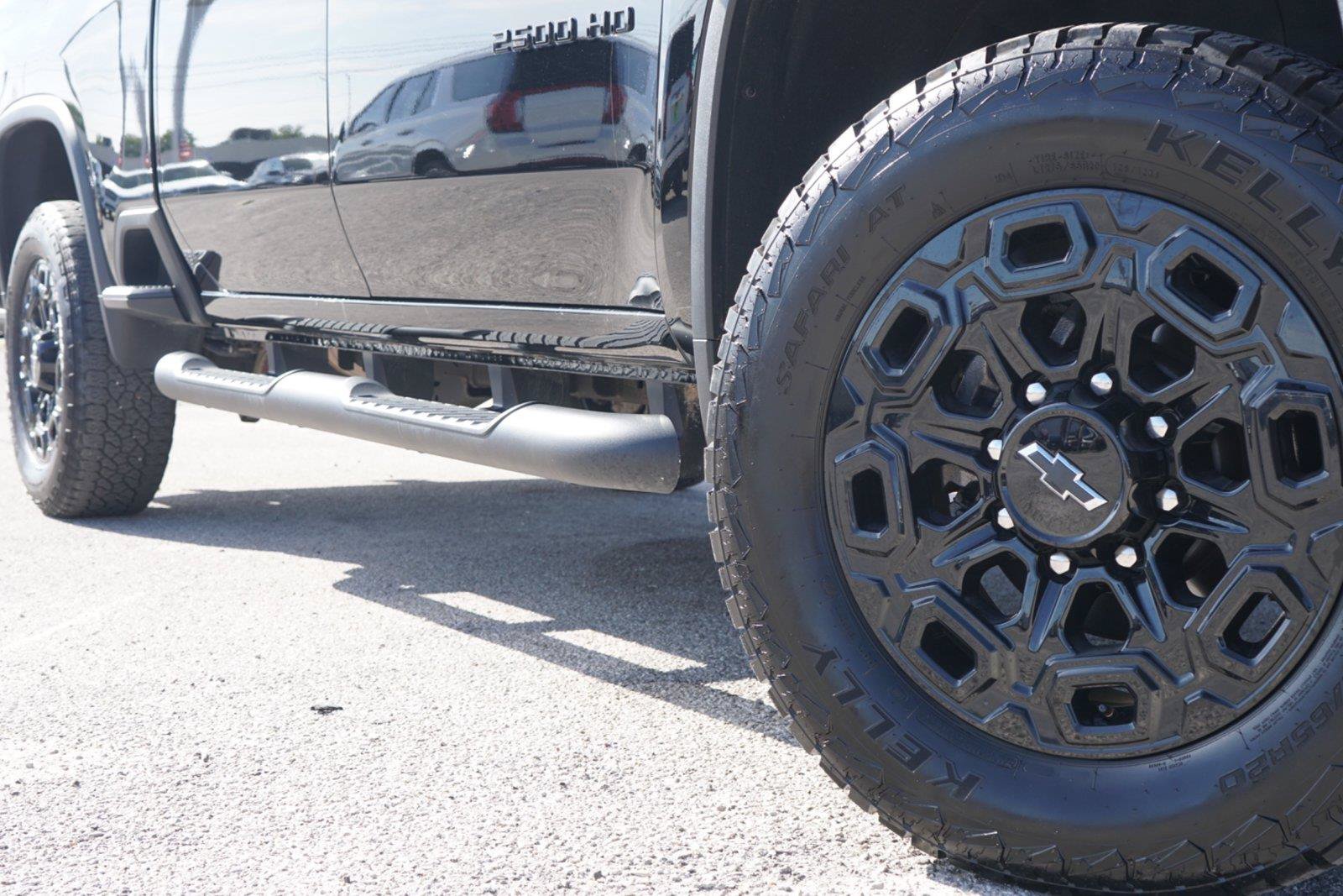Used 2024 Chevrolet Silverado 2500 LT w/ Midnight Edition AWD/4WD image 2