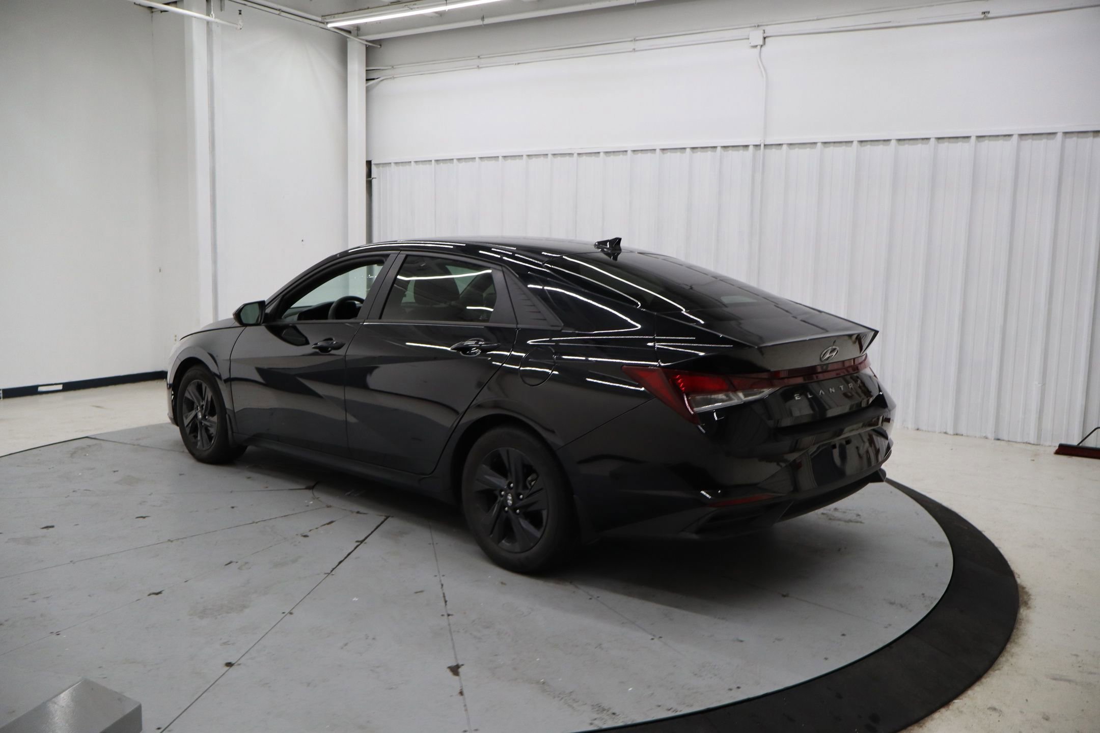 Used 2022 Hyundai Elantra SEL w/ Preferred Accessory Package image 3