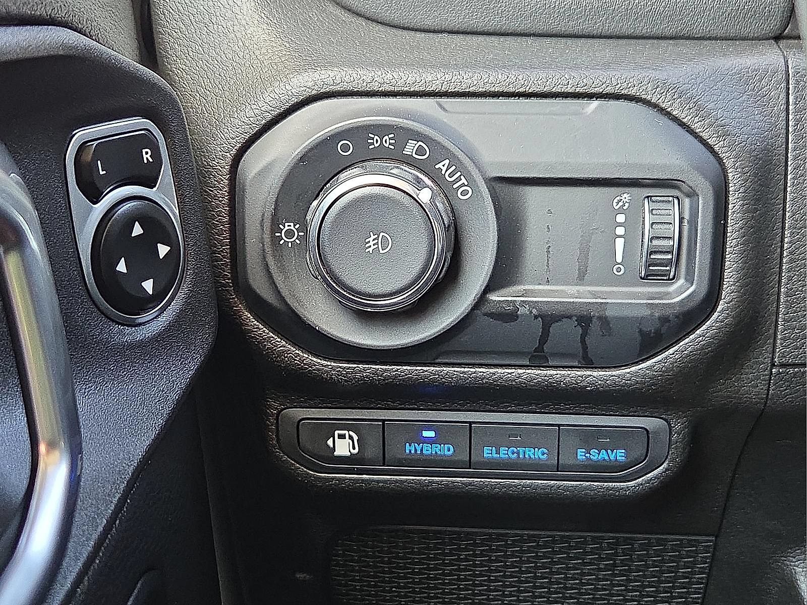 Used 2023 Jeep Wrangler Unlimited Sahara AWD/4WD image 19