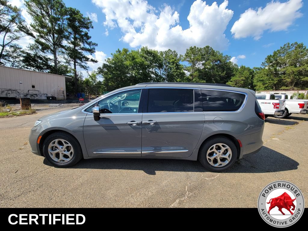 Used 2023 Chrysler Pacifica Limited FWD image 3