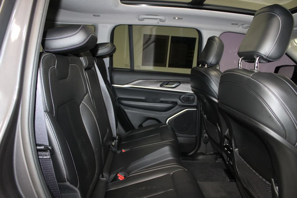 Used 2022 Jeep Grand Cherokee Limited AWD/4WD image 30