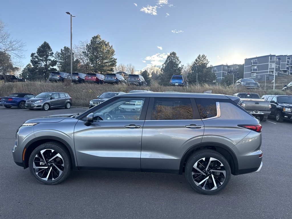 Used 2024 Mitsubishi Outlander SE image 2