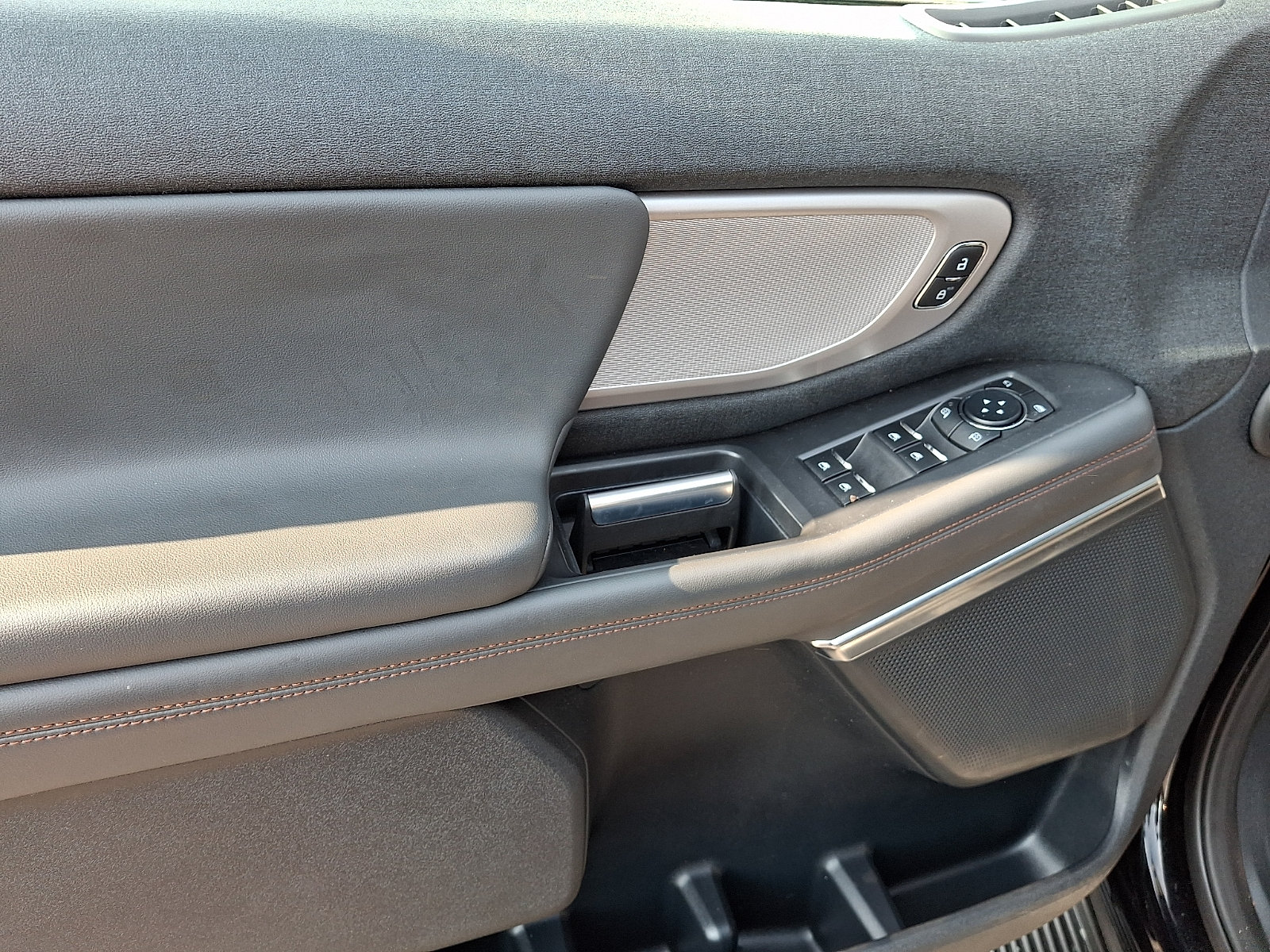 Certified 2025 Ford Expedition Active AWD/4WD image 14