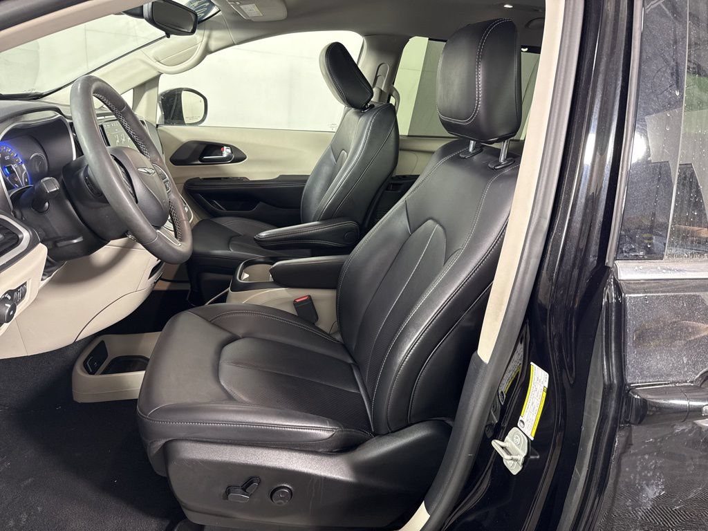 Used 2024 Chrysler Pacifica Touring-L FWD image 6