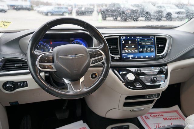 Used 2021 Chrysler Pacifica Touring-L image 10
