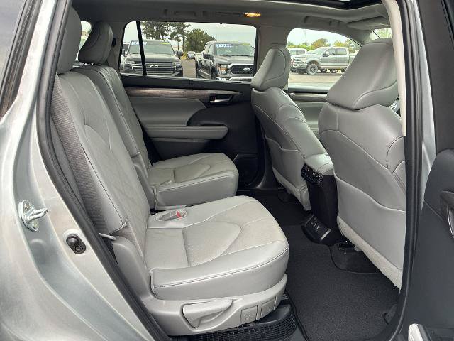 Used 2024 Toyota Highlander Platinum AWD/4WD image 17