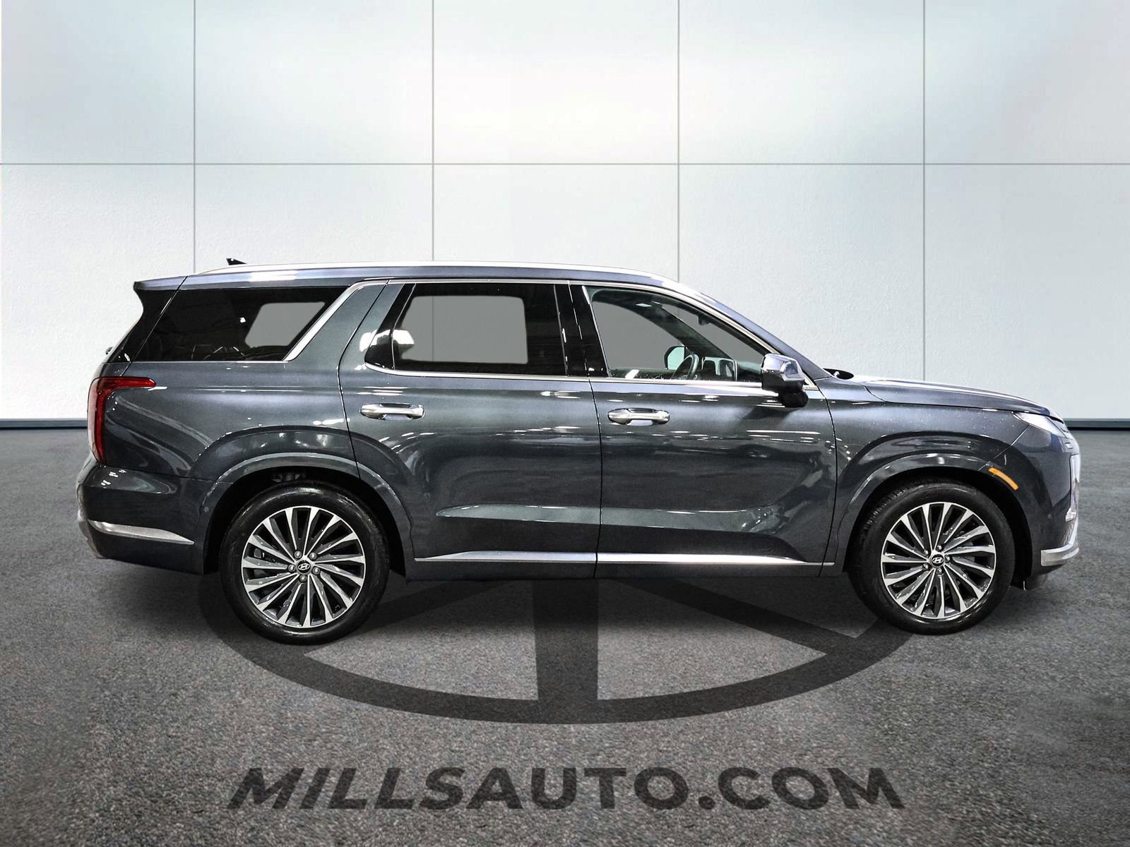 Used 2024 Hyundai Palisade Calligraphy image 3