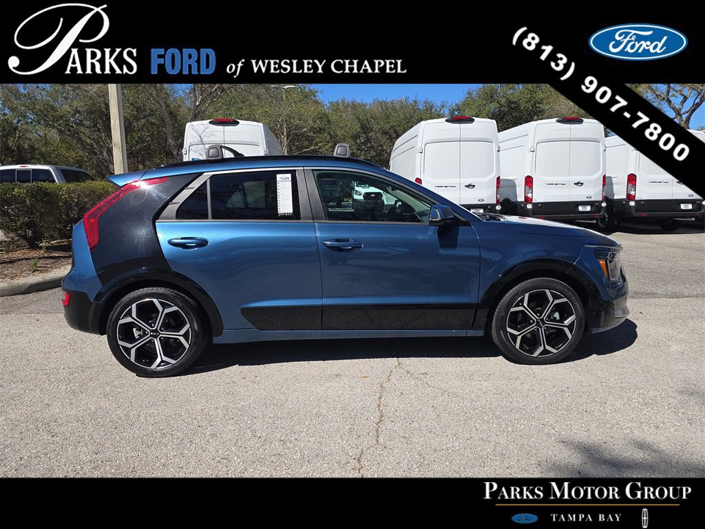 Used 2023 Kia Niro SX Touring image 2