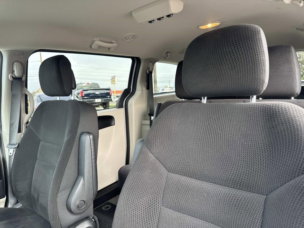 Used 2018 Dodge Grand Caravan SE w/ UConnect Hands-Free Group image 21