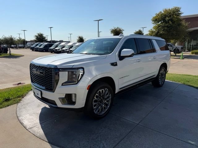 Used 2023 GMC Yukon XL Denali Ultimate AWD/4WD image 3