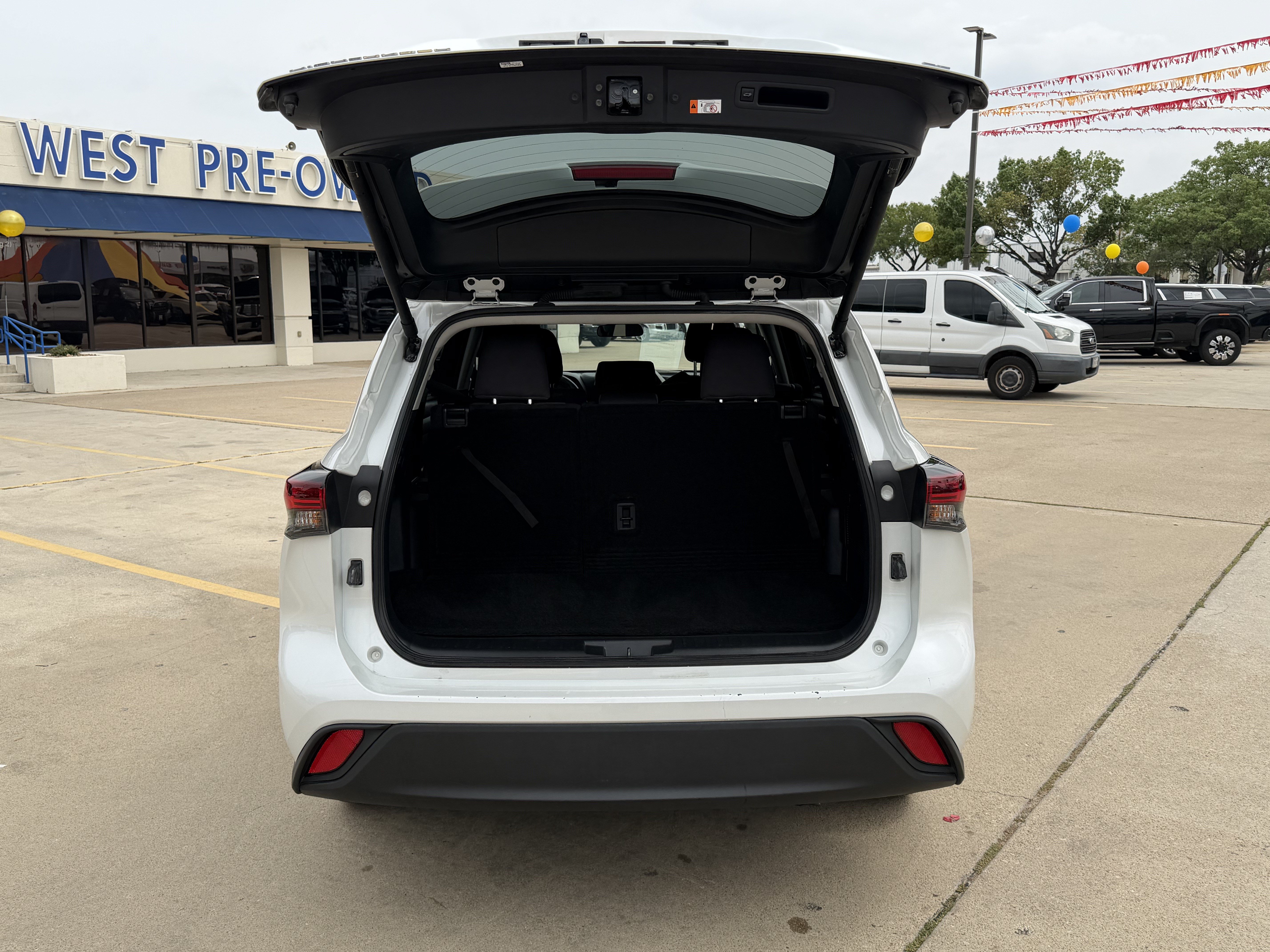 Used 2025 Toyota Highlander LE FWD image 9