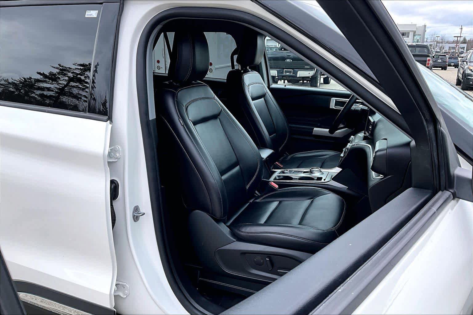 Certified 2022 Ford Explorer XLT w/ Equipment Group 202A AWD/4WD image 8