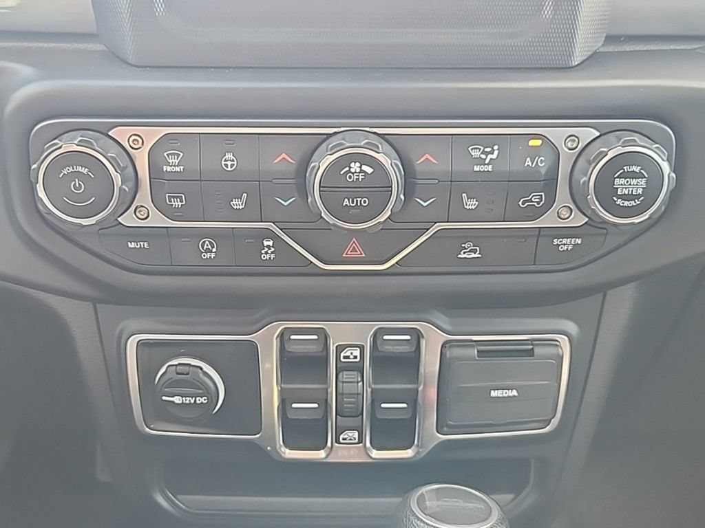 Used 2020 Jeep Gladiator Overland w/ Cold Weather Group AWD/4WD image 17