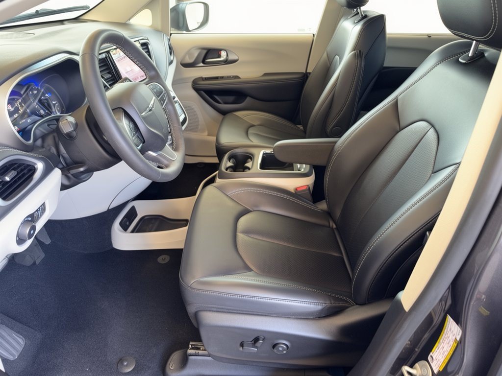 Used 2023 Chrysler Pacifica Touring-L FWD image 5