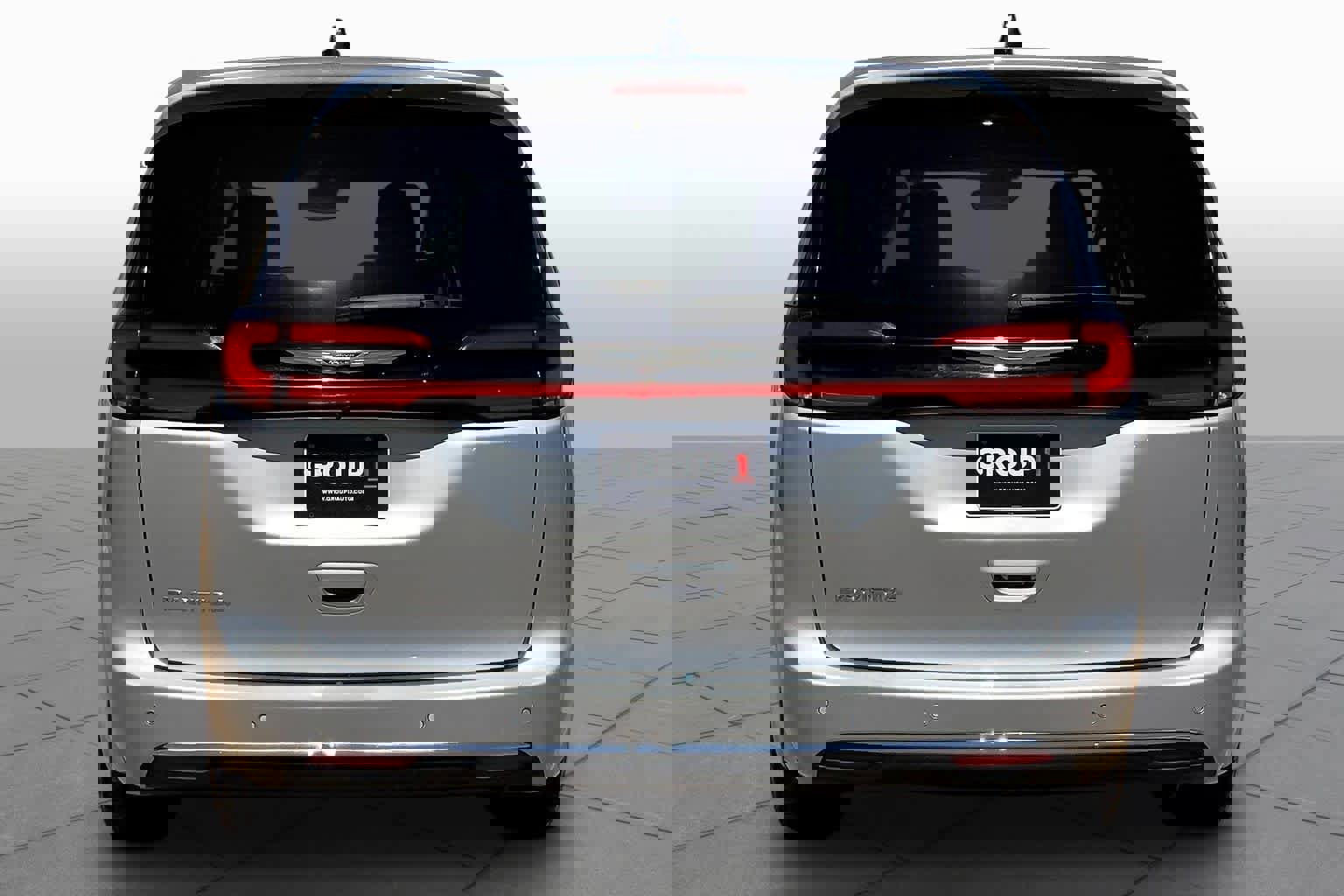 Used 2024 Chrysler Pacifica Touring-L image 2