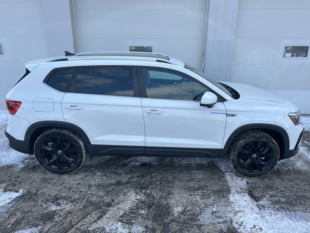 Used 2023 Volkswagen Taos SE w/ Panoramic Sunroof Package image 2