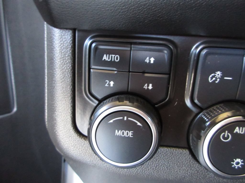 Used 2023 Chevrolet Suburban Premier AWD/4WD image 17