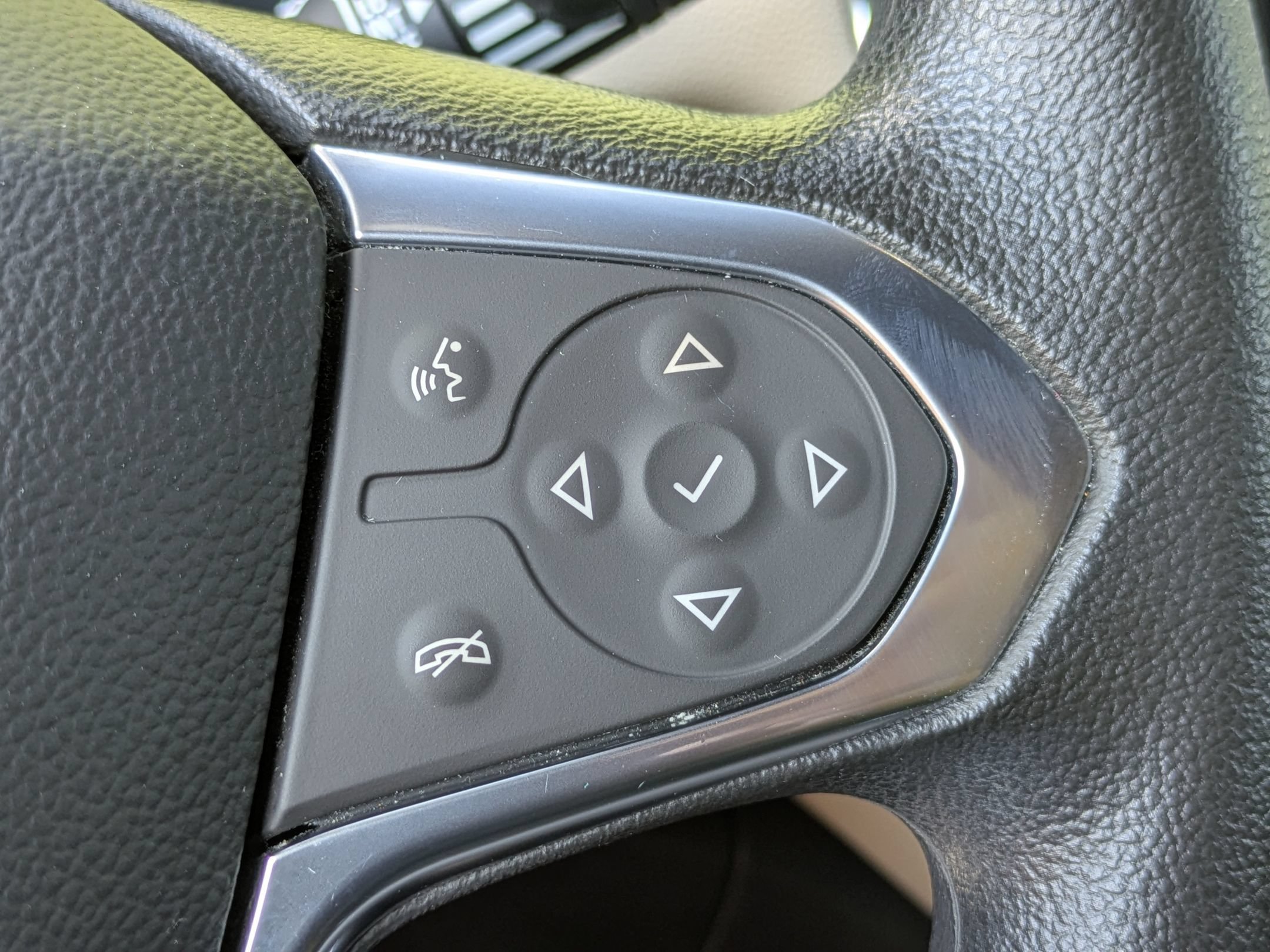 Used 2023 Chevrolet Traverse LS FWD image 15