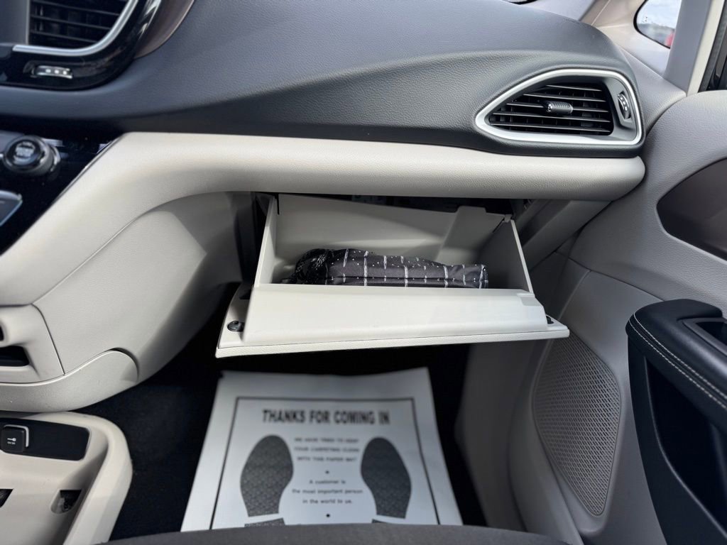 Used 2022 Chrysler Voyager LX image 27