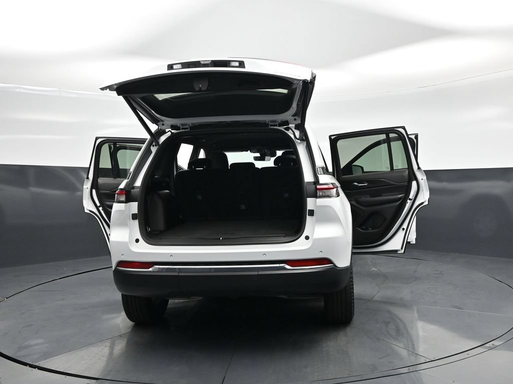 Used 2025 Jeep Grand Cherokee Laredo w/ Luxury Tech Group I AWD/4WD image 27