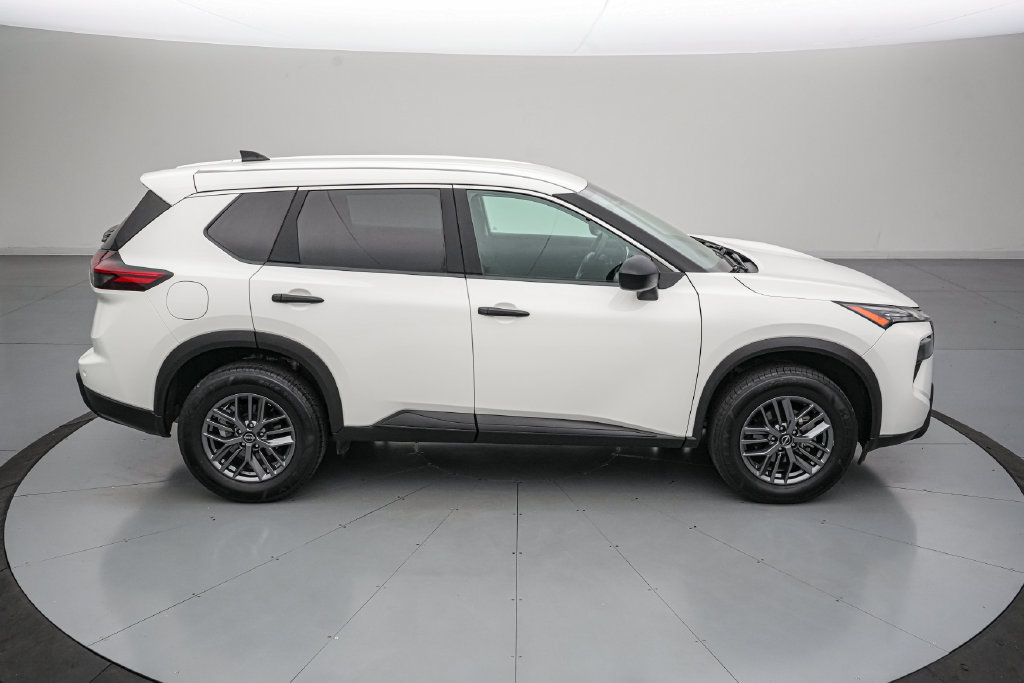 Used 2025 Nissan Rogue S AWD/4WD image 3