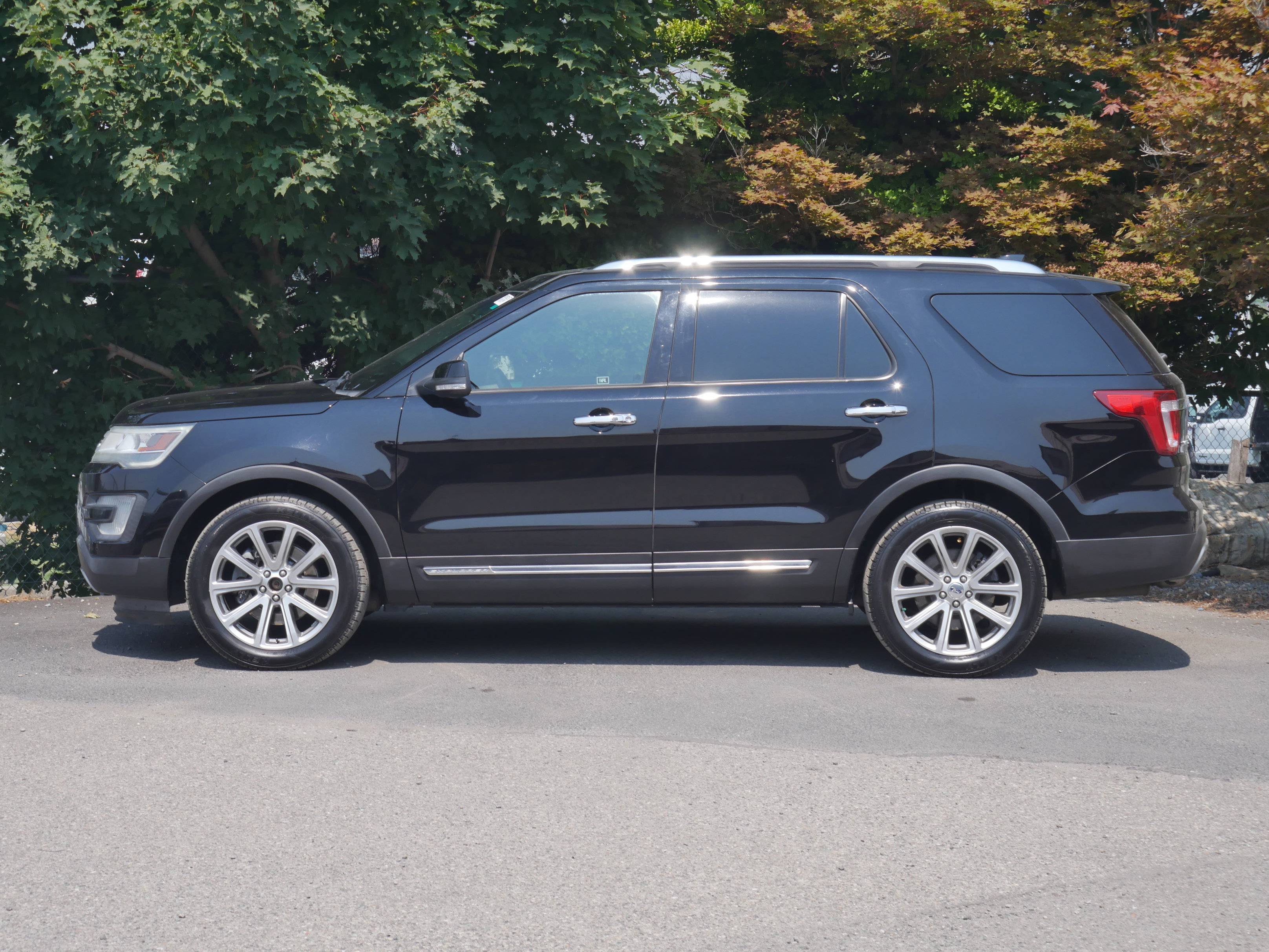 Certified 2017 Ford Explorer Limited FWD image 13