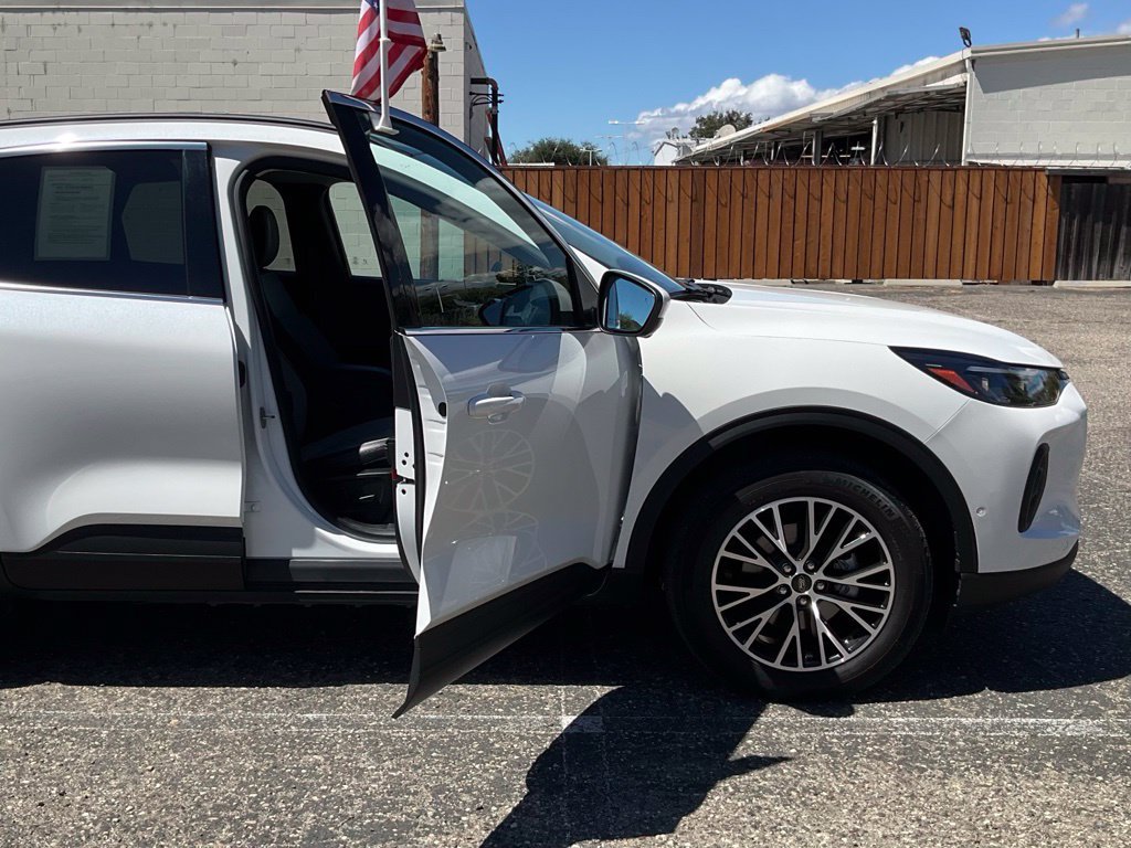 Certified 2024 Ford Escape SE w/ PHEV Premium Package FWD image 32
