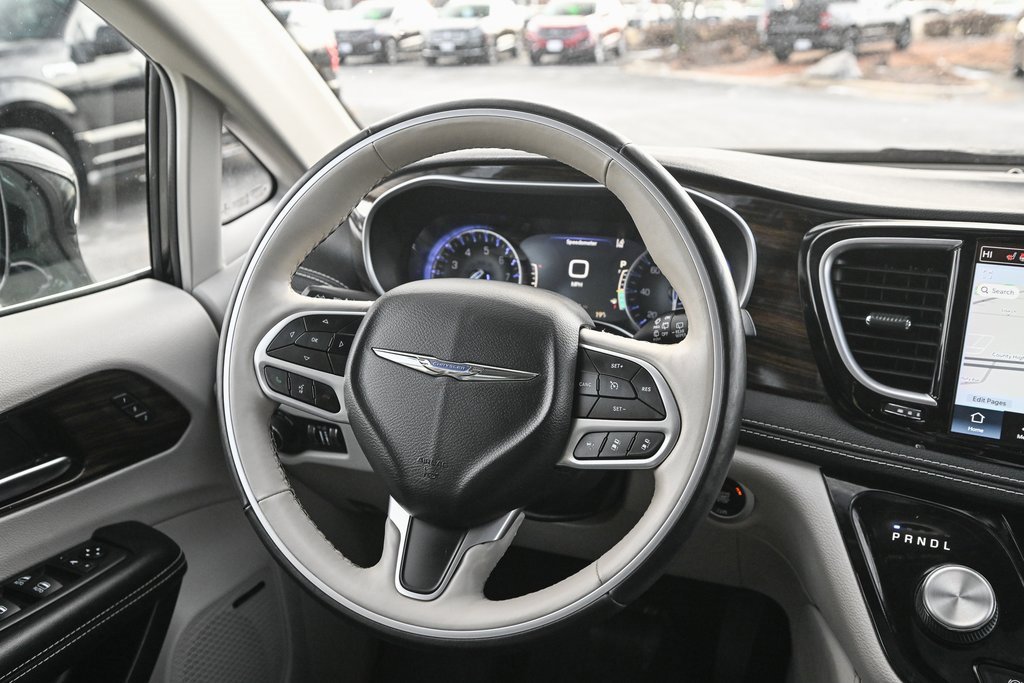 Used 2021 Chrysler Pacifica Limited w/ Uconnect Theater Family Group image 32