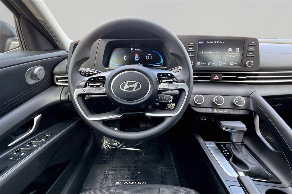 Used 2025 Hyundai Elantra SE w/ Cargo Package image 5
