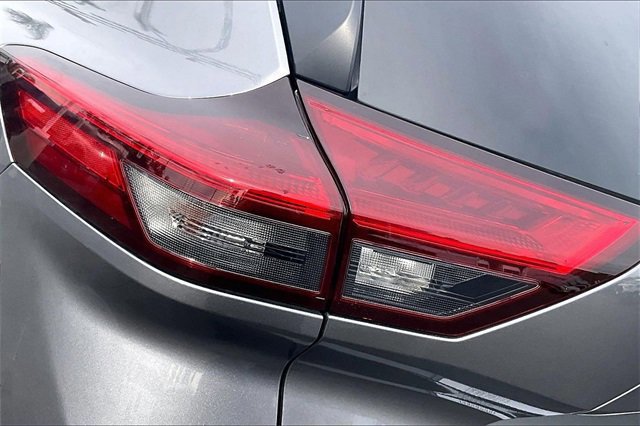 Used 2025 Nissan Rogue SV image 28