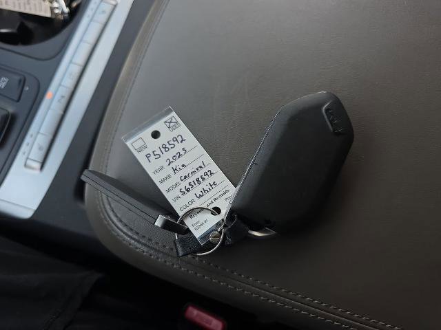 Used 2025 Kia Carnival FWD image 38