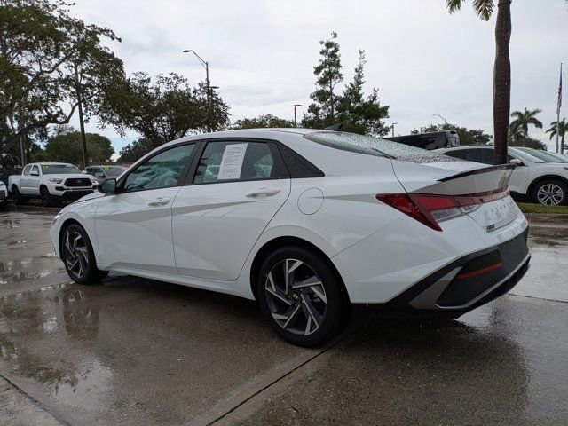 Used 2025 Hyundai Elantra Sport image 2