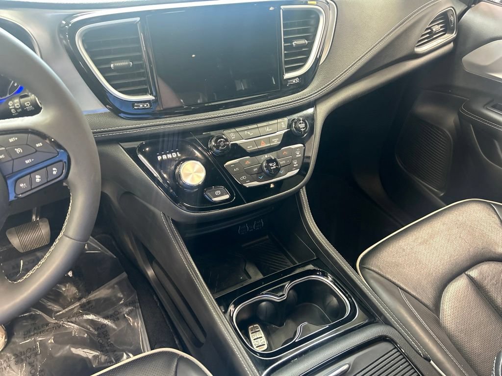 Used 2025 Chrysler Pacifica Limited FWD image 5