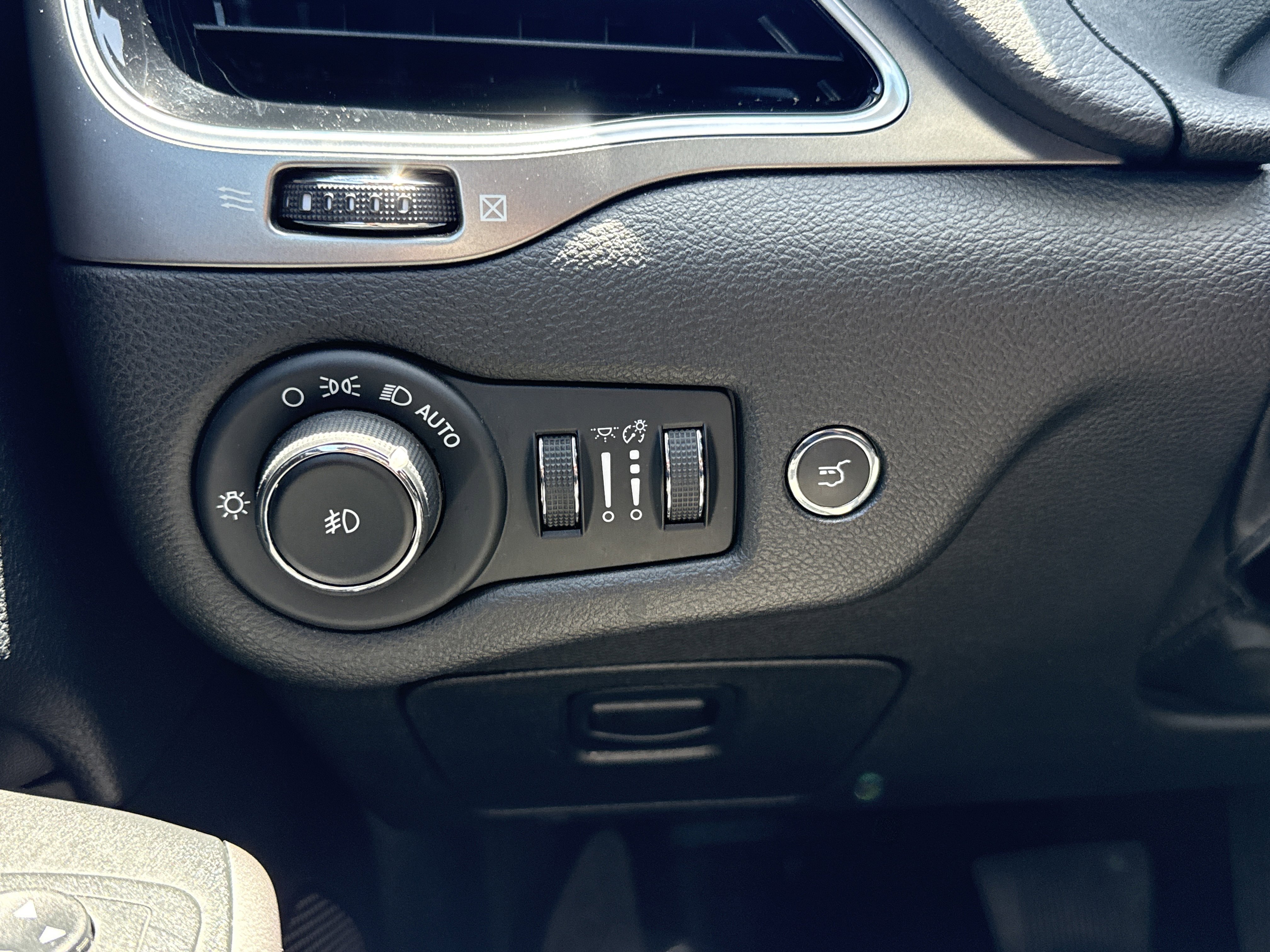 Used 2019 Jeep Cherokee Limited AWD/4WD image 23