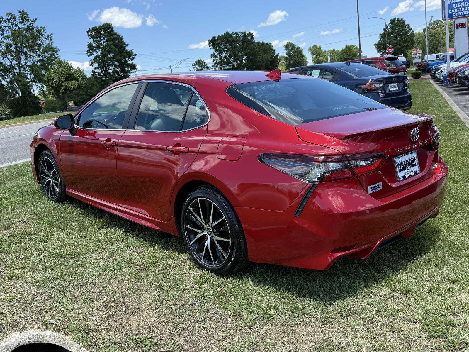 Used 2022 Toyota Camry SE FWD image 4