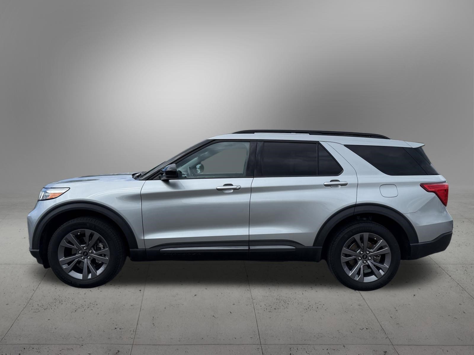 Certified 2023 Ford Explorer XLT w/ Equipment Group 202A AWD/4WD image 2
