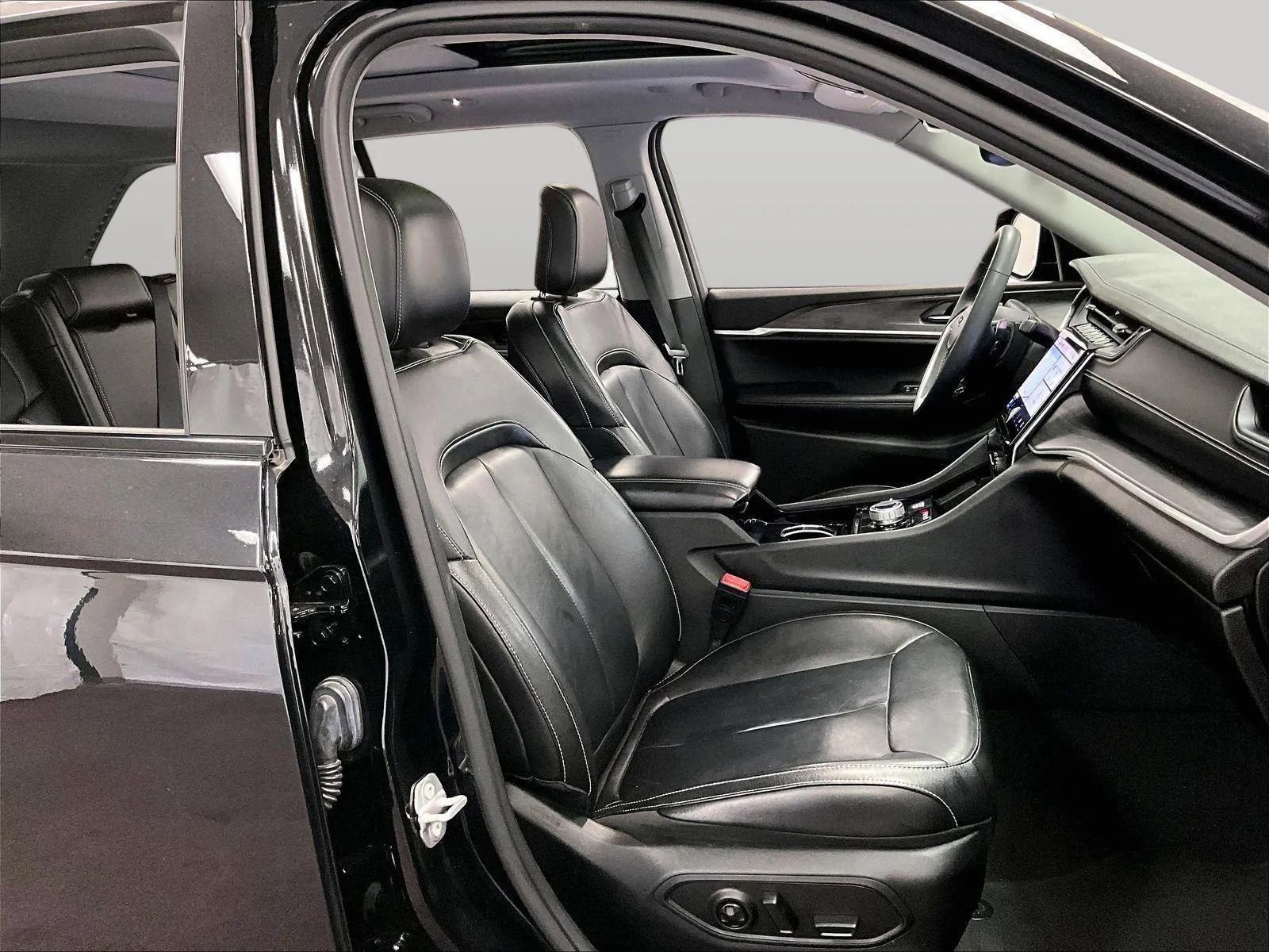 Used 2023 Jeep Grand Cherokee Limited image 7