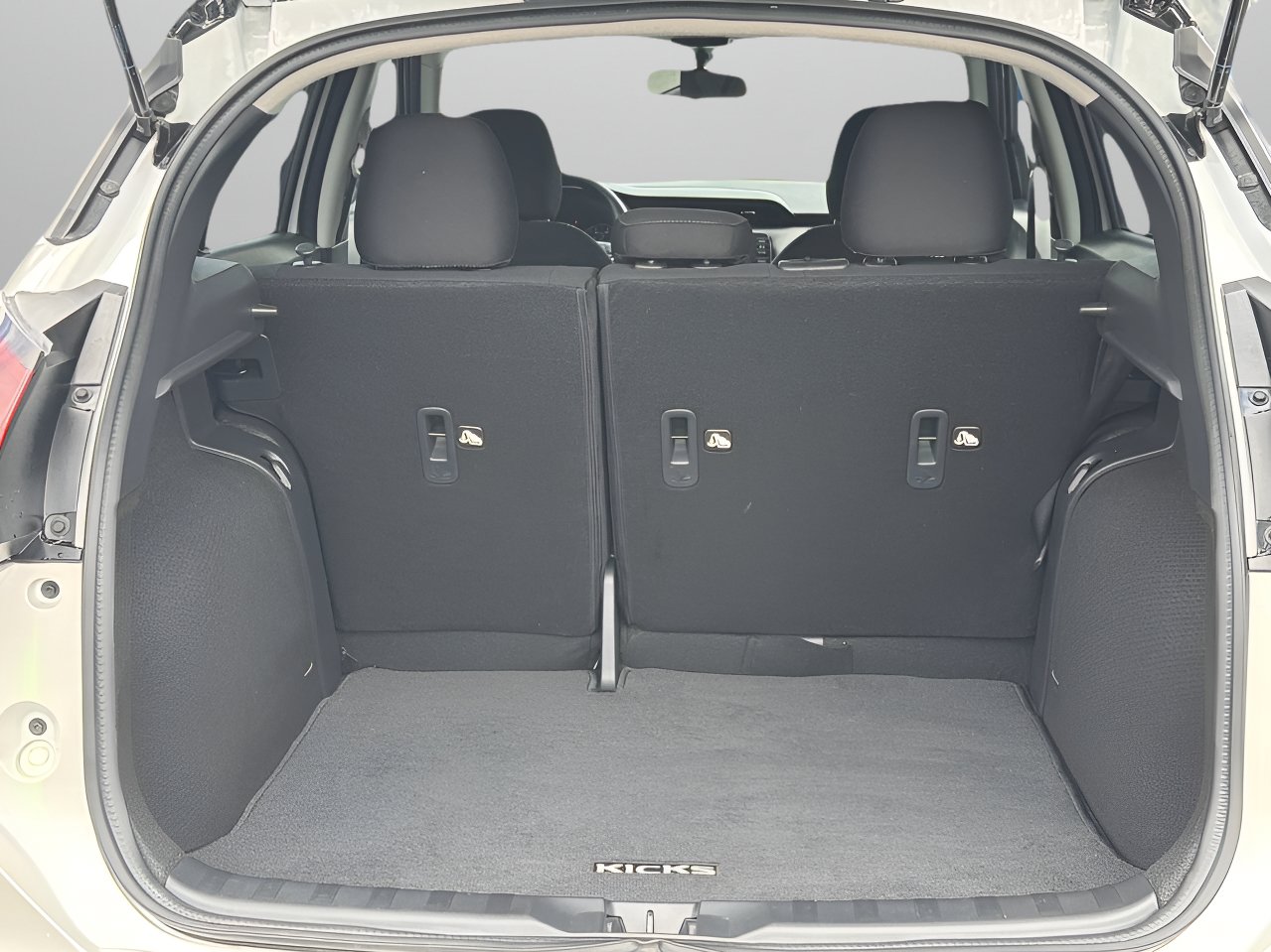Used 2024 Nissan Kicks SV FWD image 8