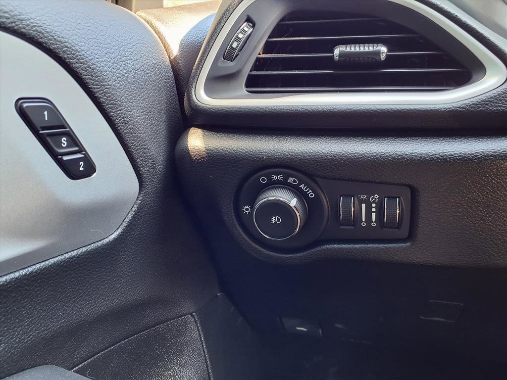 Used 2025 Chrysler Pacifica Limited image 19