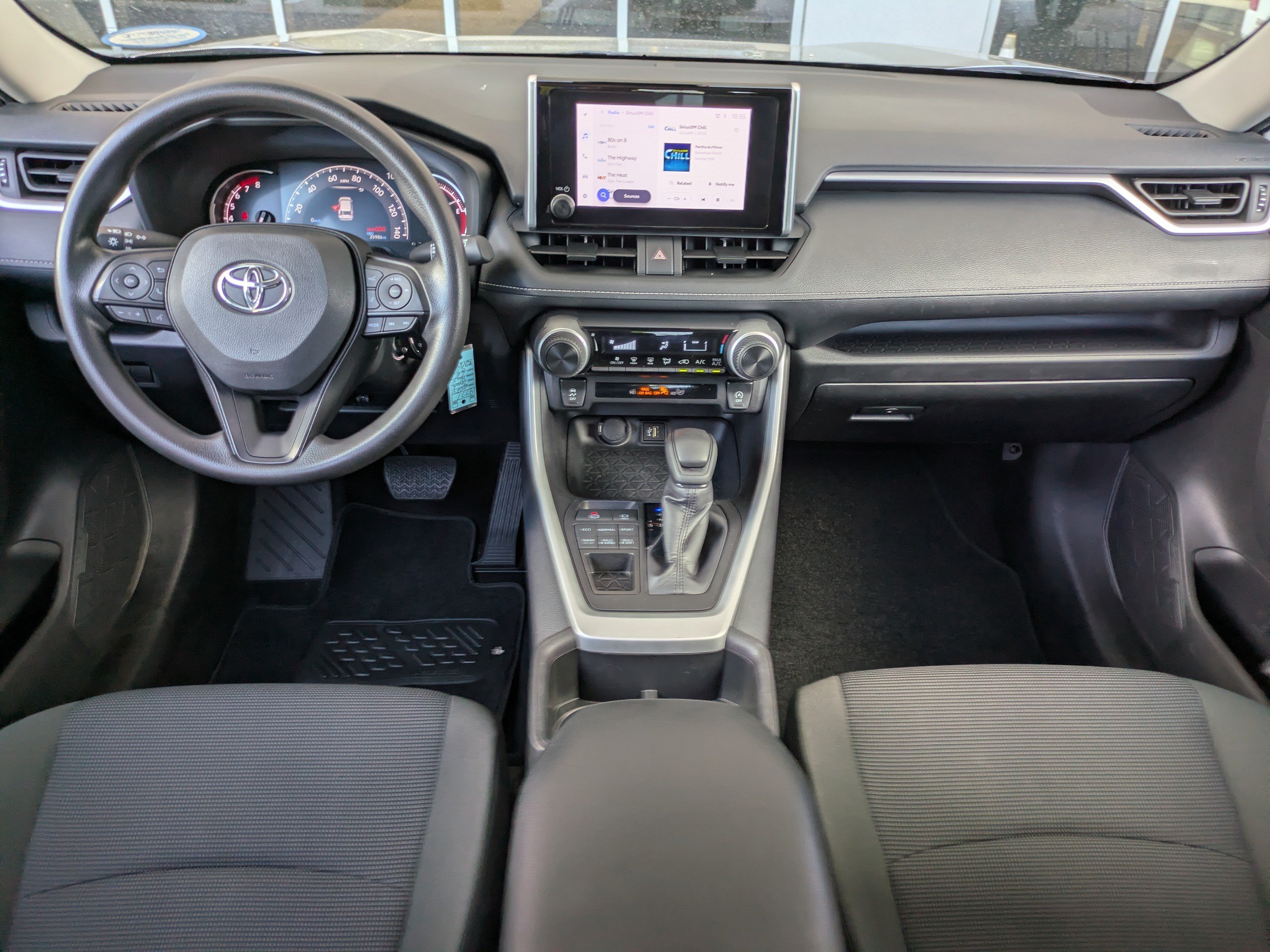 Used 2024 Toyota RAV4 LE AWD/4WD image 15