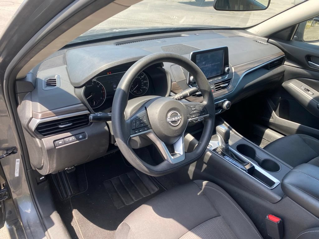 Used 2025 Nissan Altima 2.5 SV FWD image 13