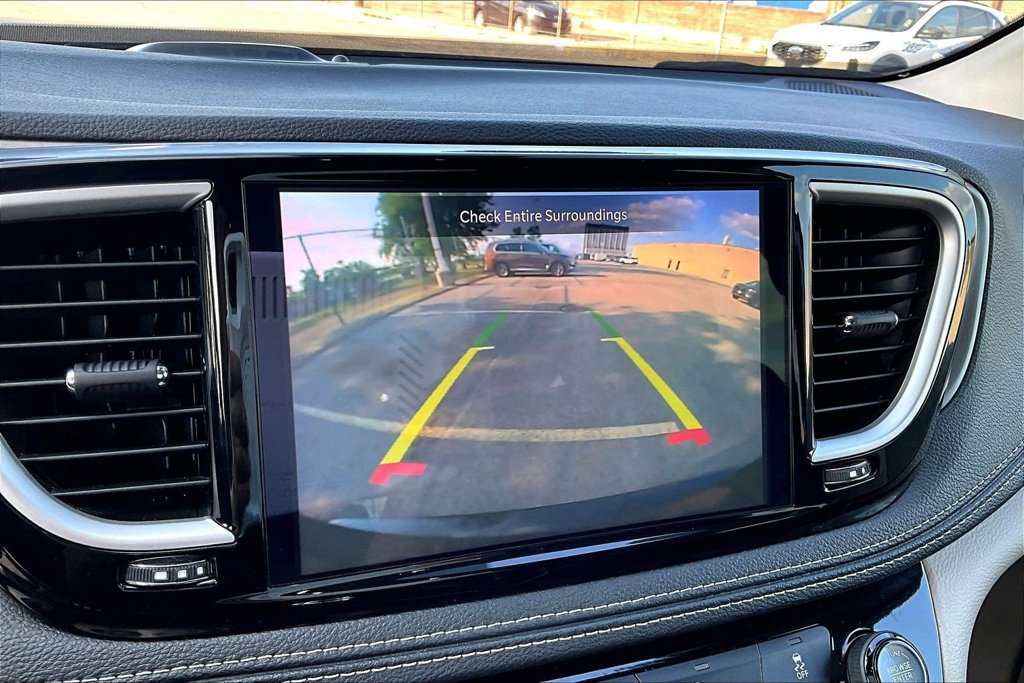 Used 2024 Chrysler Pacifica Limited FWD image 20