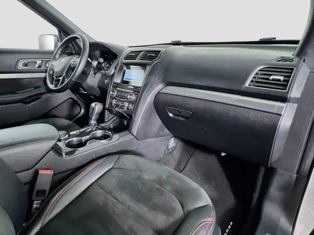 Certified 2018 Ford Explorer XLT w/ Equipment Group 202A AWD/4WD image 8