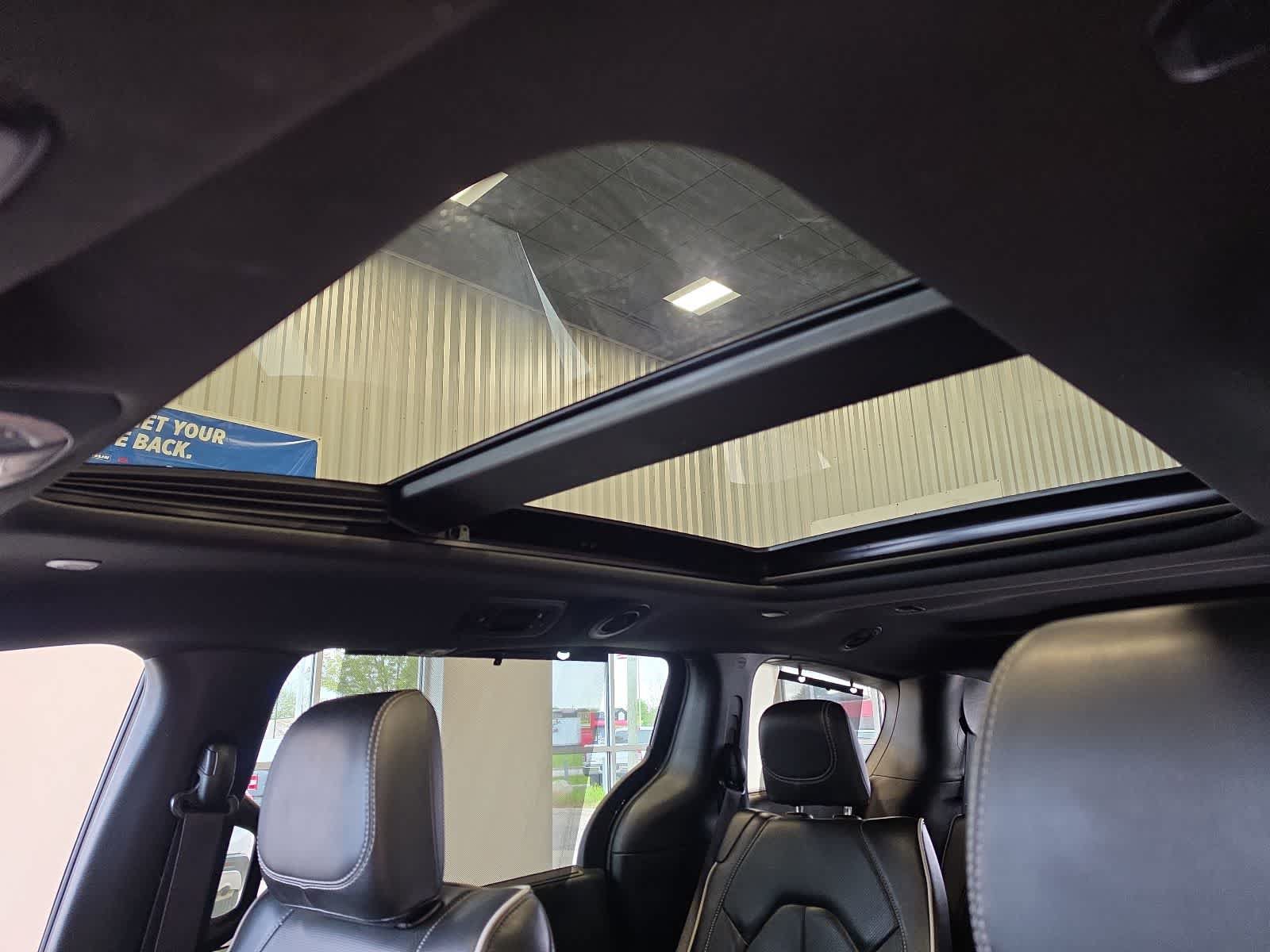 Used 2025 Chrysler Pacifica Limited FWD image 15