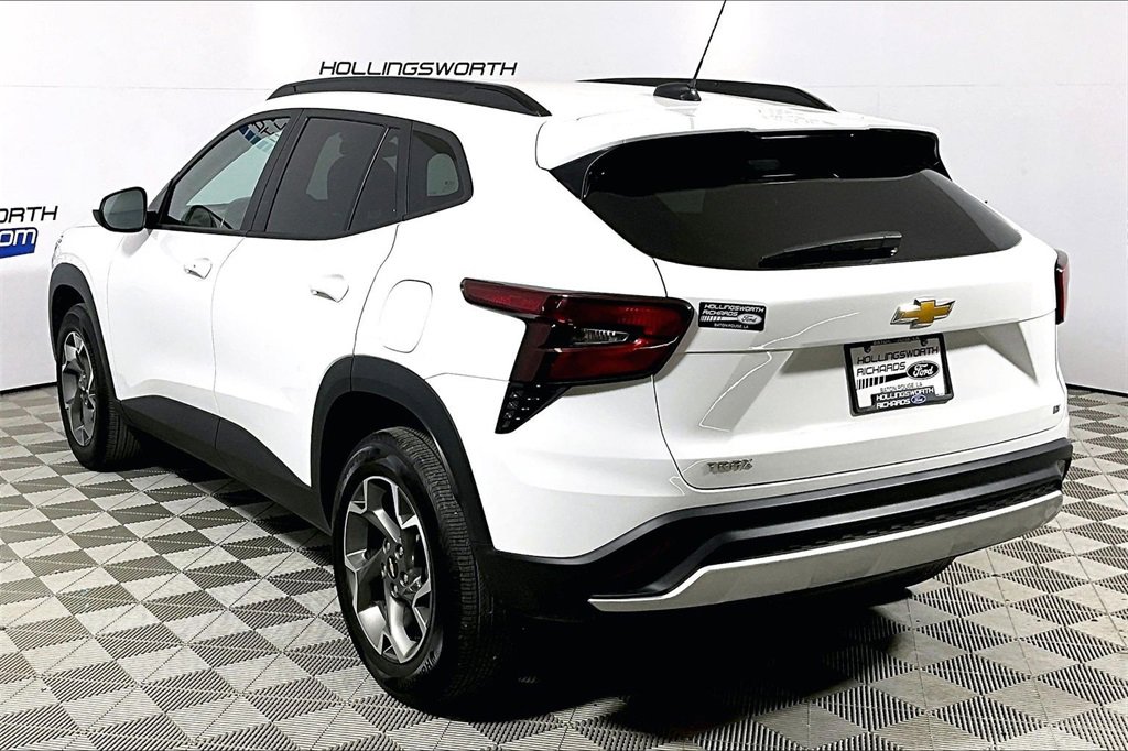 Used 2025 Chevrolet Trax LT w/ LT Convenience Package image 8