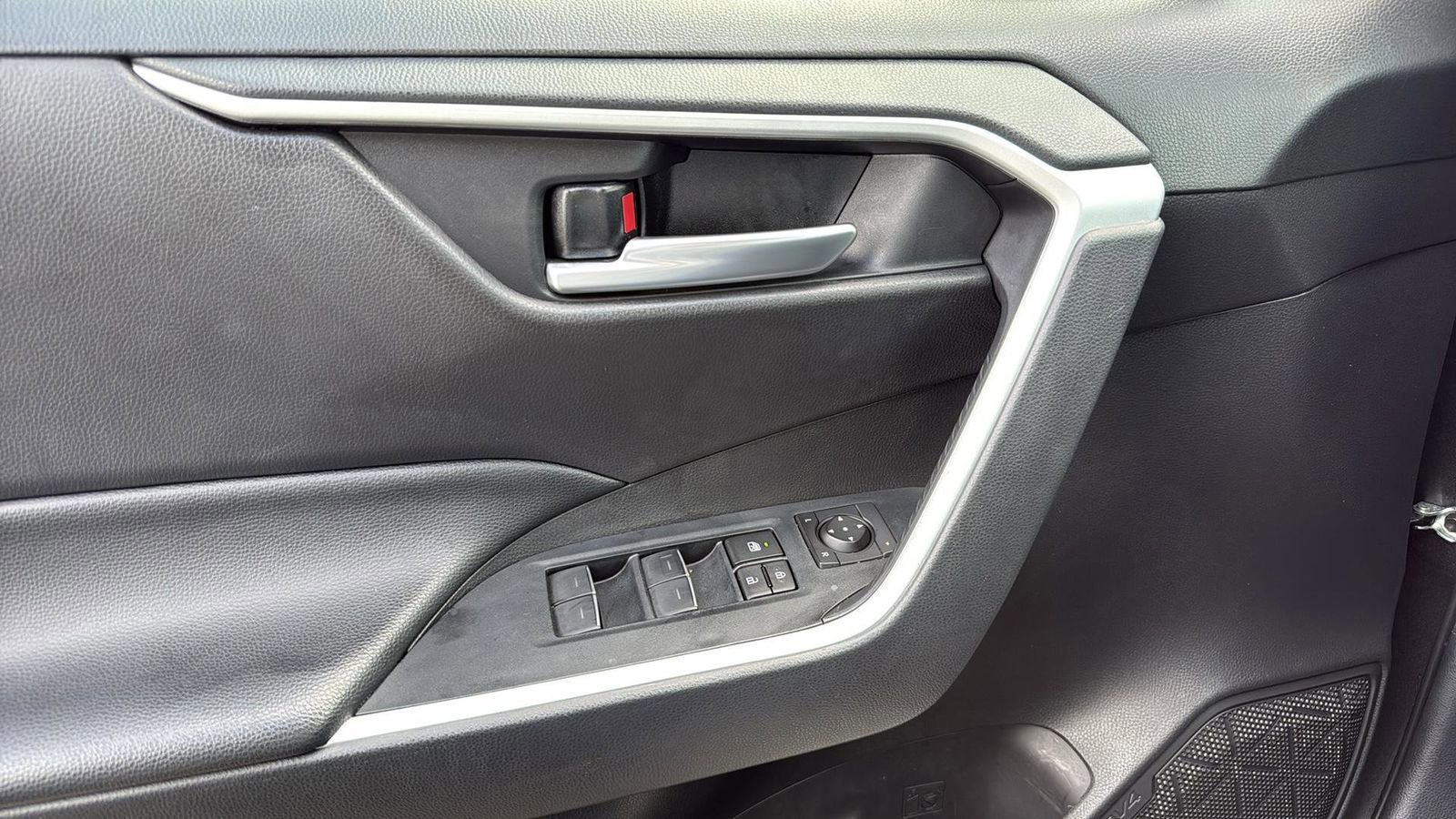 Used 2025 Toyota RAV4 XLE w/ Convenience Package image 12